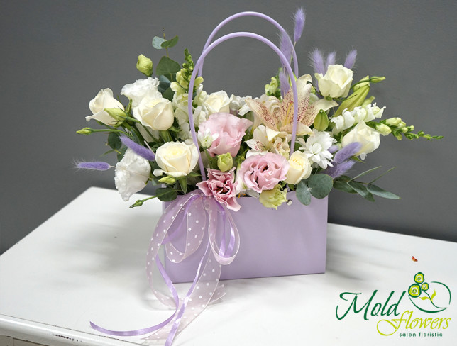 Фиолетовая сумочка с розами, эустомой, хризантемой Фото
